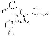2-[[6-[(3R)-3-Aamino-1-piperidinyl]-3,4-dihydro-3-methyl-2,4-dioxo-1(2H)-pyrimidinyl]methyl]benzonitrile compd. with benzenemethanol (1:1) molecular structure (CAS 1347001-80-2)